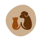 Brązowy pies i kot na beżowym tle.