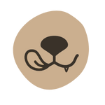 Ilustracja oblizującego się psiego pyszczka na beżowym tle.